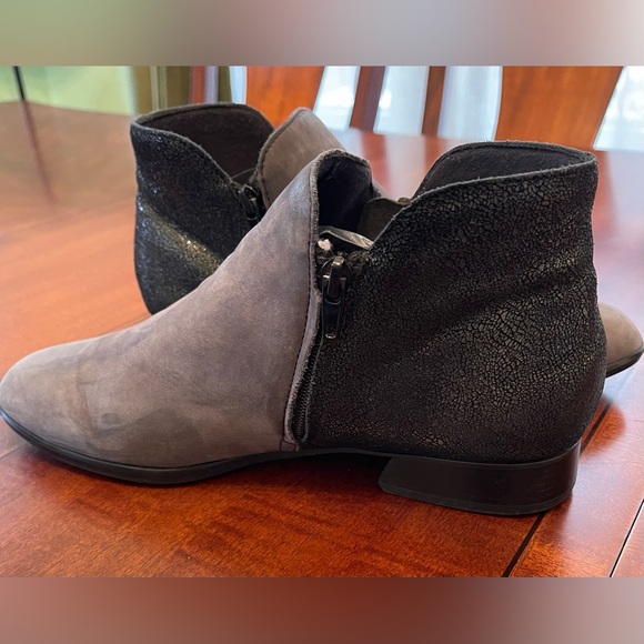 Munro Averee Gray Suede Ankle Boots Size 10W Double Zip - Picture 3 of 9